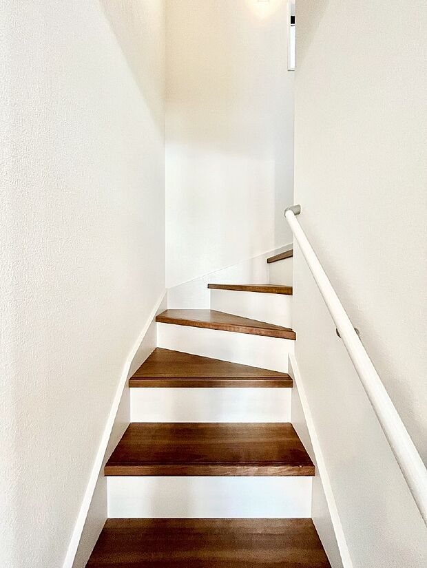 安全性を考慮し階段には手すりを設置しています