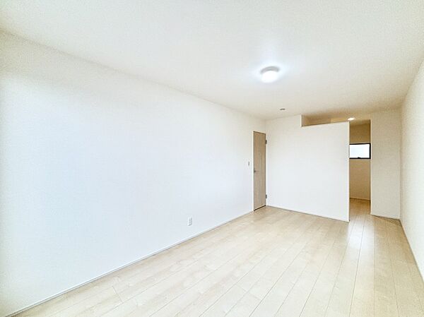 ウォークインクローゼットがあるお部屋。季節ごとの入れ替えも不要で便利です。