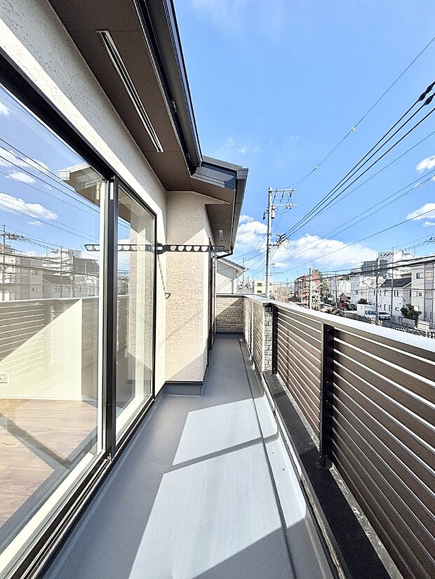 南向きのバルコニー！ご家族の洗濯物はもちろん、お布団もたっぷり干せます！