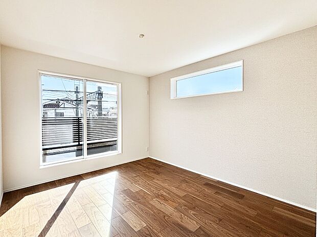 バルコニーが開放感をプラスしてくれる洋室