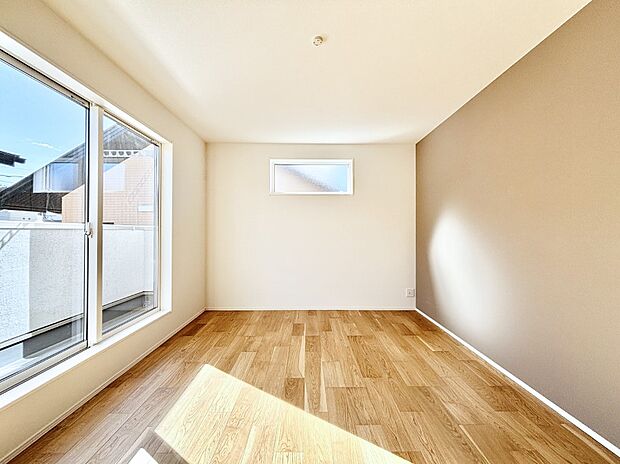 バルコニーが開放感をプラスしてくれる洋室