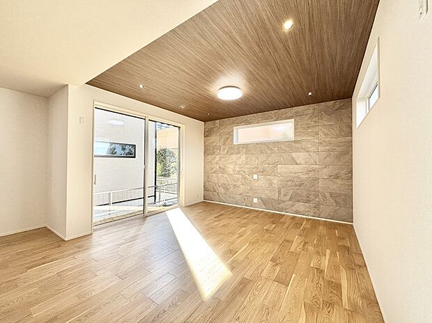 アクセントクロスがお洒落なLDK。家族でのんびりくつろげる広々スペース。