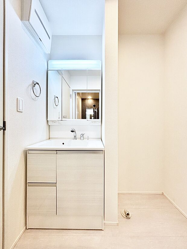 大きく見やすい三面鏡で清潔感ある洗面台は、身だしなみチェックや肌のお手入れにおすすめです。 