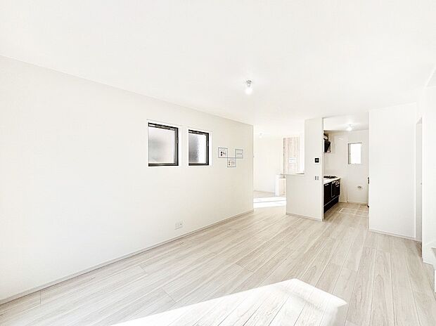 ご家族の賑やかな話し声で包まれる明るいリビング