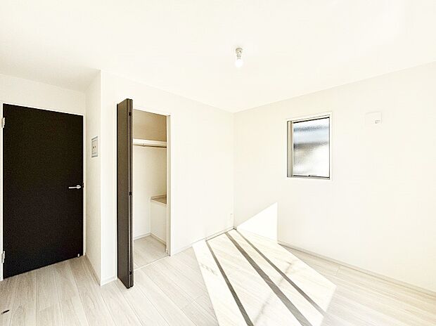 使いやすい形でベットや家具の置き方にも困ることもありません。