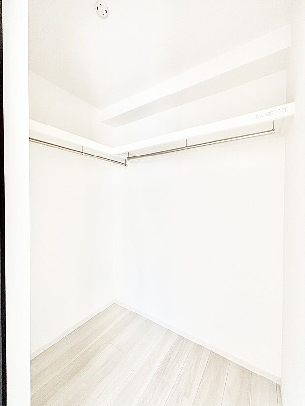 ウォークインクローゼット付きで生活空間を広く利用できます。