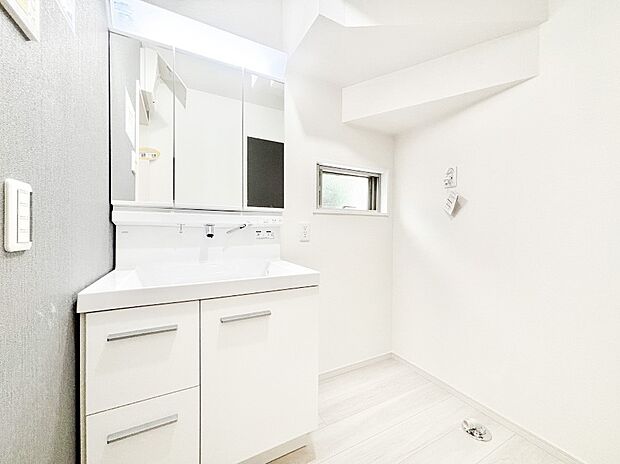 明るい洗面所は毎朝の身支度も楽しくできちゃいそうです。    