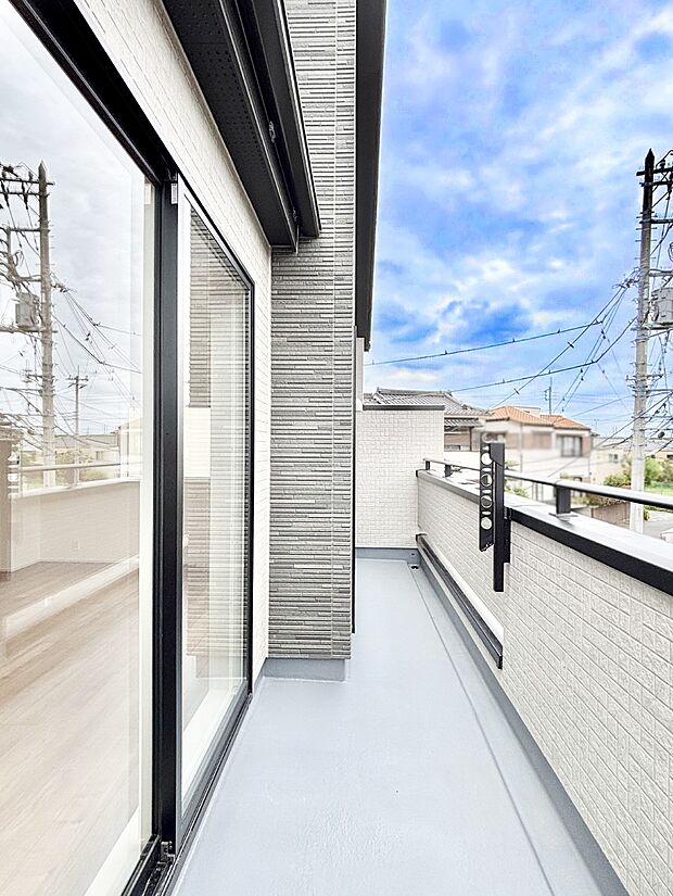 暖かな陽光が降り注ぐバルコニーはお洗濯におすすめ。爽やかな風も心地よいです。