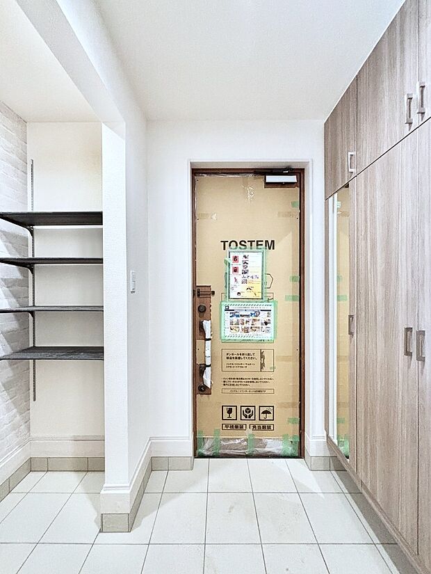 シューズインクローク付きの玄関。家族全員の靴や雨具などすっきり収納できます。
