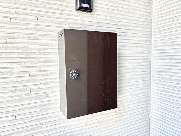 シンプルデザインのポスト。