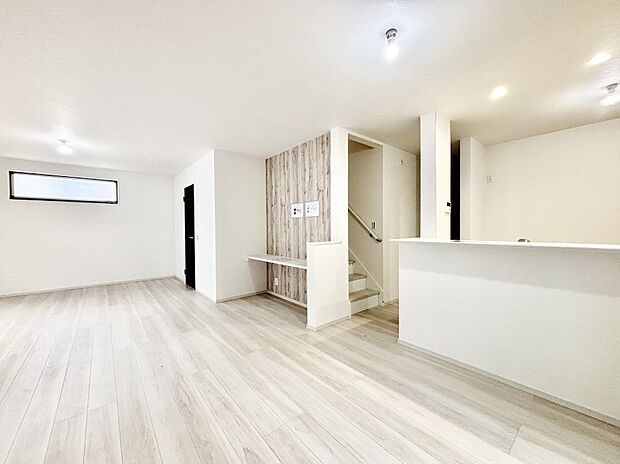 ご家族の賑やかな話し声で包まれる明るいリビング