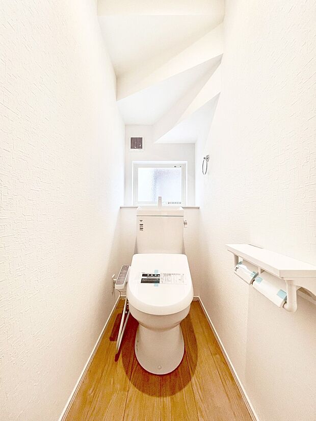 明るく清潔感のあるトイレです。