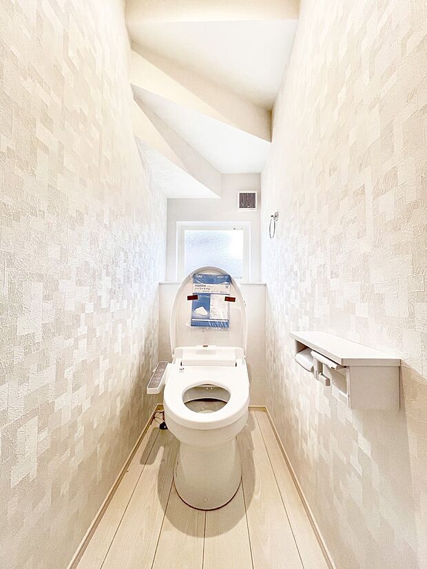 明るく清潔感のあるトイレです。