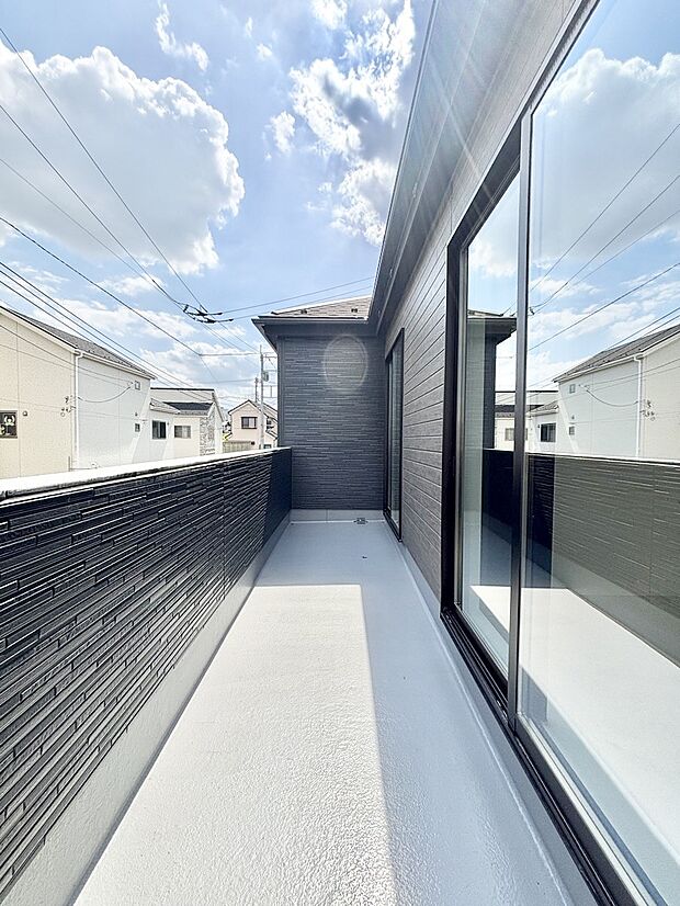 ゆったりバルコニーだから沢山お洗濯ものを干せます。