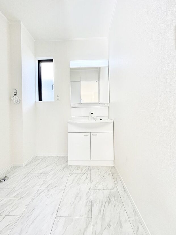 清潔感ある洗面化粧室で朝の身支度も快適  