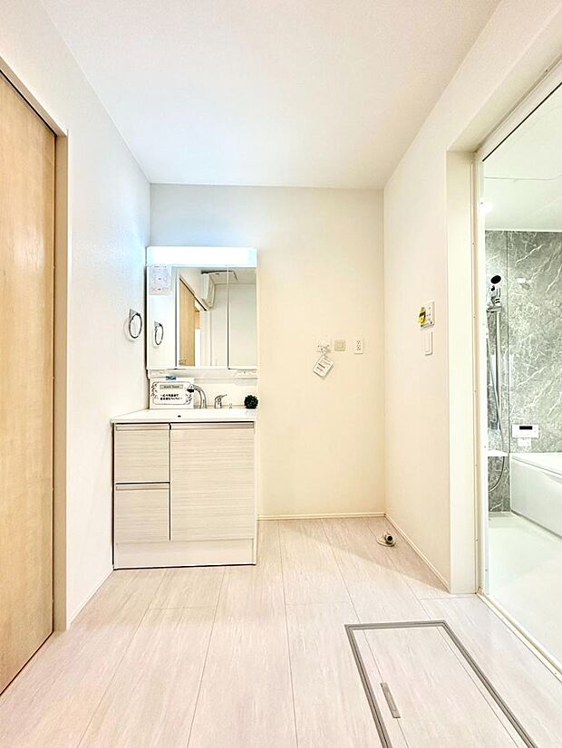 明るい洗面所は毎朝の身支度も楽しくできちゃいそうです。