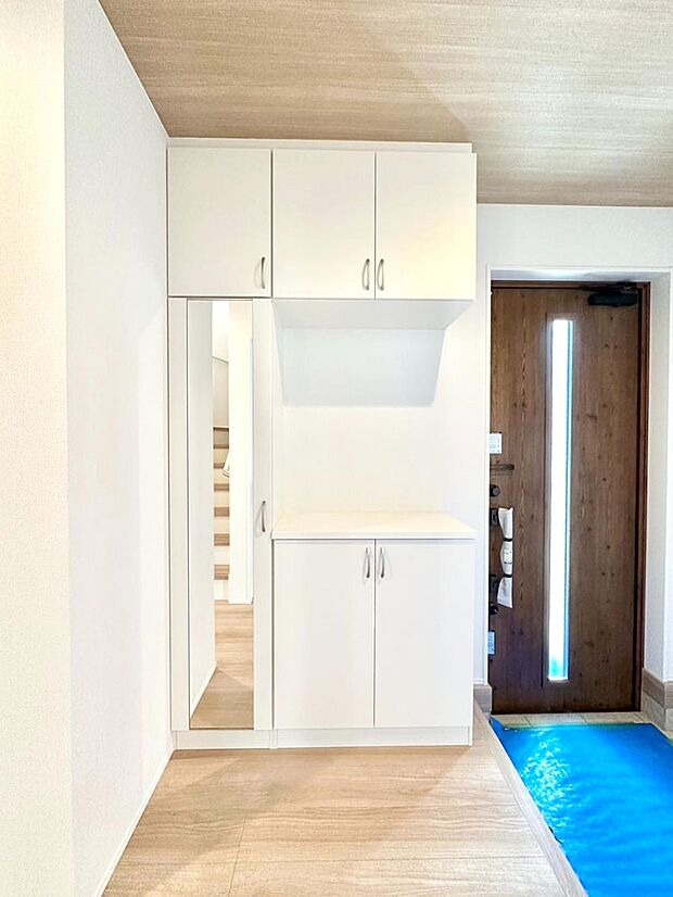 たっぷり収納できるシューズボックスで家族全員の靴も、玄関すっきり。