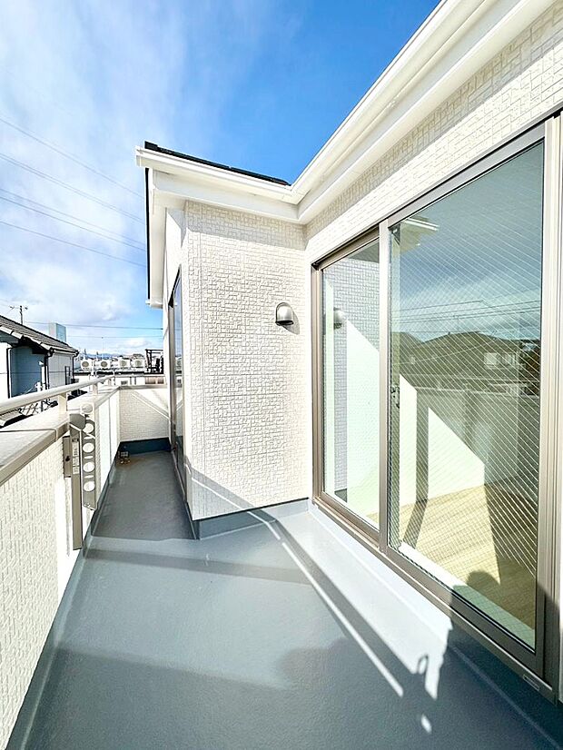 ゆったりバルコニーだから沢山お洗濯ものを干せます。