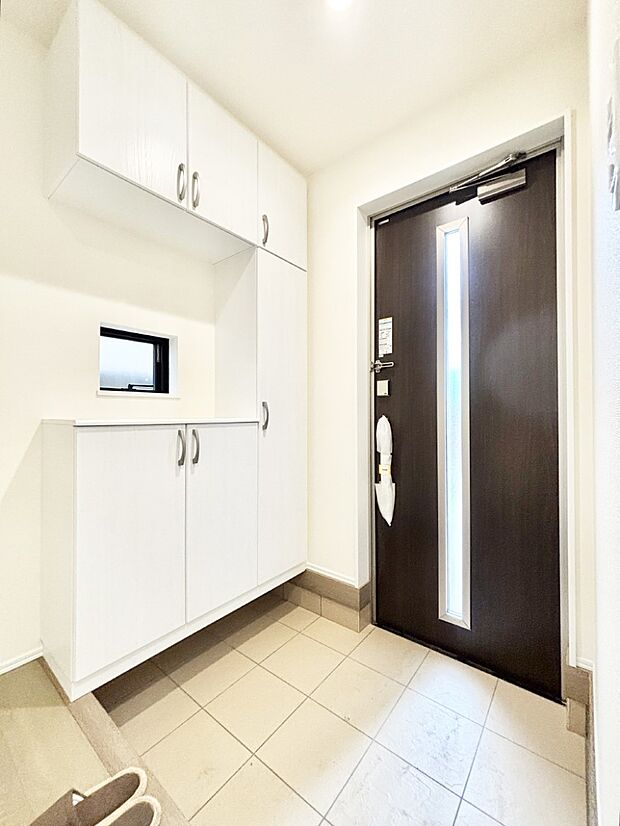 明るい玄関はお客様をお出迎えするのにぴったりです!