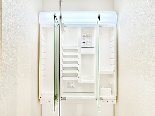 三面鏡の裏に、化粧品や衛生用品などを収納可能。洗面台をすっきりと保ちます!