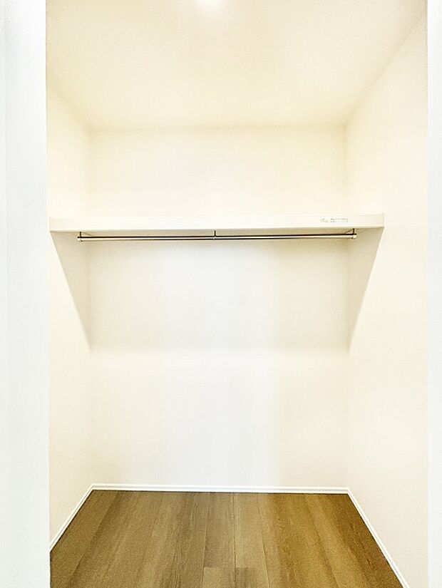 衣類をハンガーに掛けたまま収納できるWIC。衣類の整理整頓がしやすくて便利です!