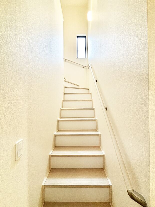 安全性を考慮し階段には手すりを設置しています