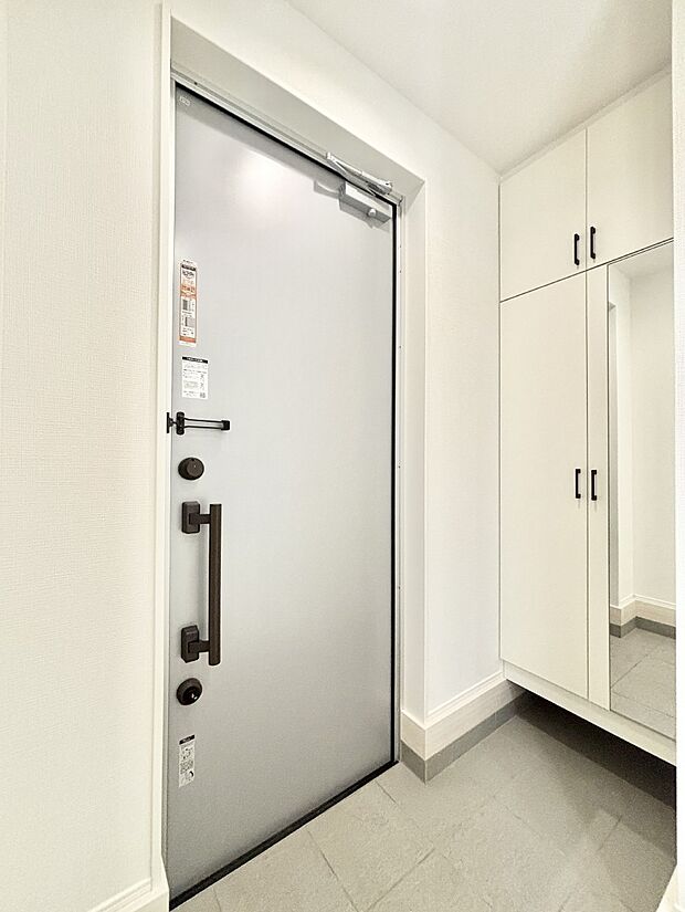 ミラー付きシューズボックスはお出かけ前の身だしなみチェックに便利