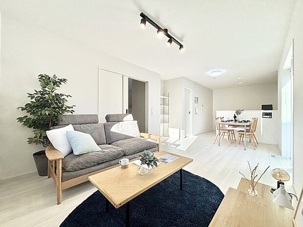 ご家族の賑やかな話し声で包まれる明るいリビング