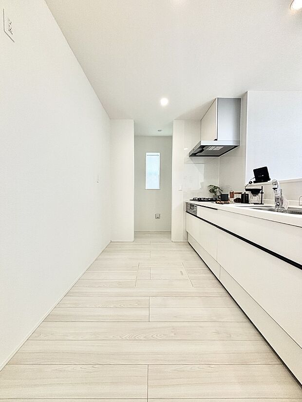 大容量収納できるパントリー付きのシステムキッチン。