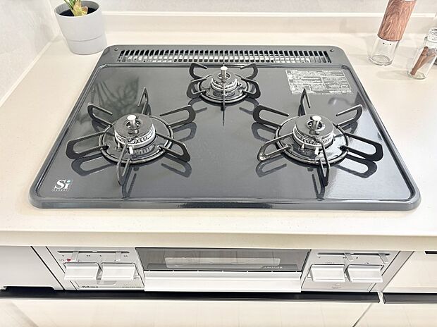 ガスコンロはSiセンサー搭載。火力調節や焦げ付き・消し忘れも防いでくれます。