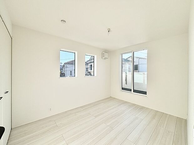 バルコニーが開放感をプラスしてくれる洋室