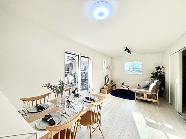 大きな窓からたっぷりの陽光と風を感じられるリビング