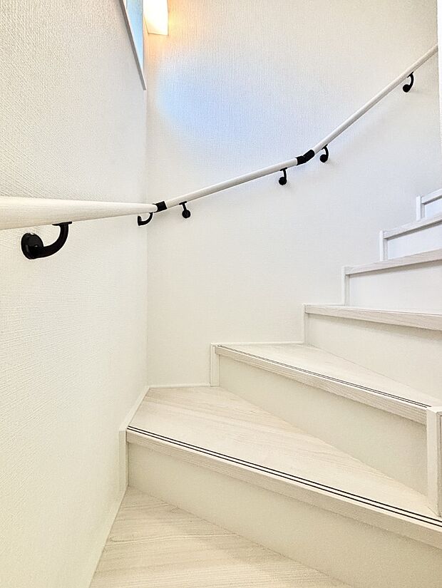 安全性を考慮し階段には手すりを設置しています