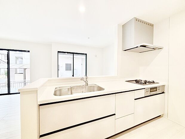 ご家族の会話弾む対面キッチン。お料理中のパパママもご家族と過ごす時間が増えそう！