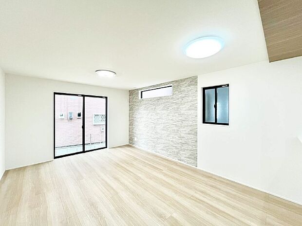 大きな窓からたっぷりの陽光と風を感じられるリビング