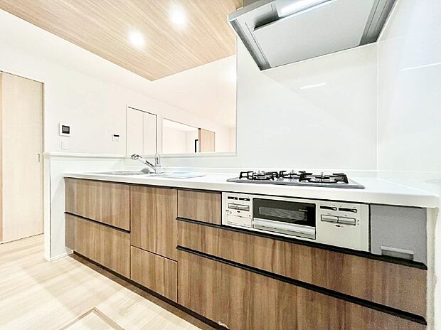 広々とした使い勝手の良いキッチンで日々のお料理も楽しくなりそう