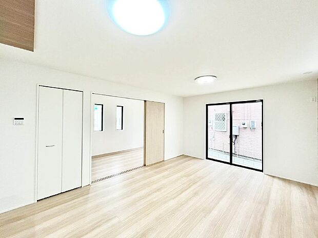 隣接の洋室を開放すればさらに広々空間に