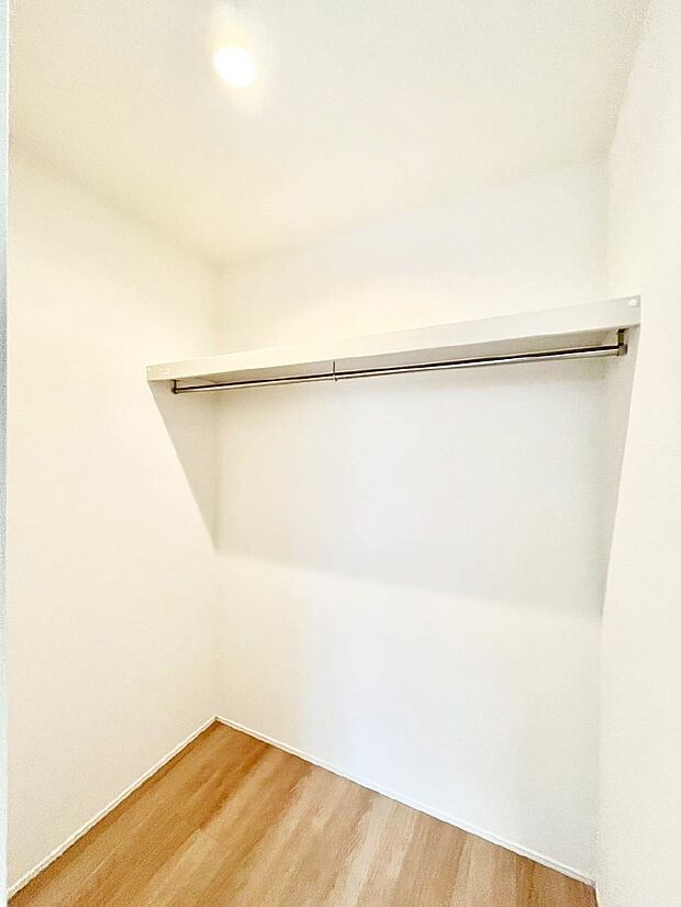 ウォークインクローゼットの活用で生活空間スッキリ