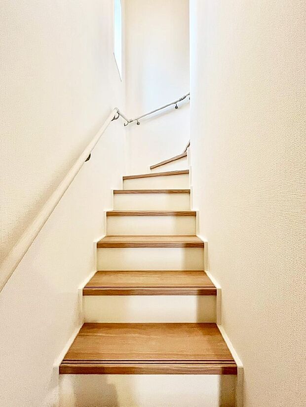 階段は手すり付きなので小さなお子さまやご高齢の方も安心です