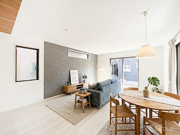 家族の和やかな会話が聞こえてきそう。開放感のあるリビングです。※家具はCGです