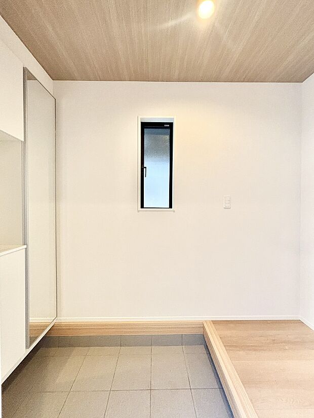 窮屈さを感じさせない広々玄関！ 