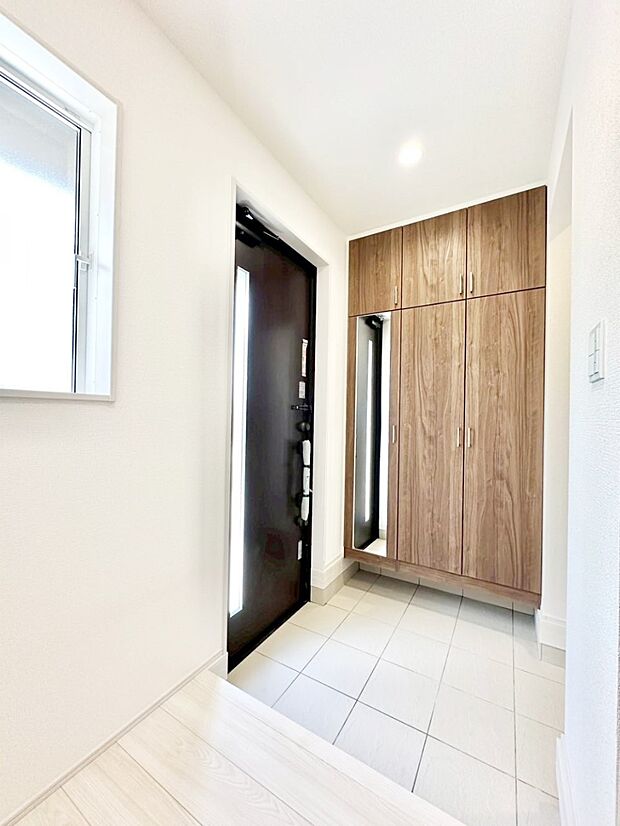 ガラススリットの入った玄関ドアが室内に光を届けてくれます