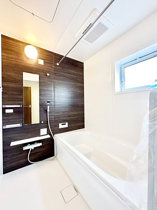 一日の疲れを癒してくれる明るい清潔感のあるバスルーム