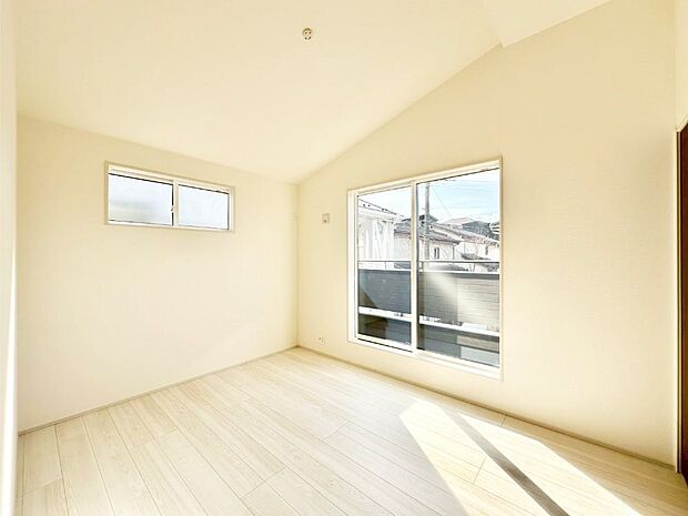 バルコニーが開放感をプラスしてくれる洋室