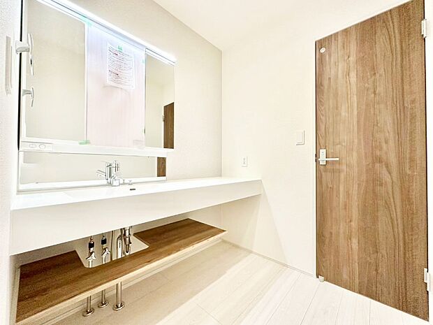 清潔感ある洗面化粧室で朝の身支度も快適