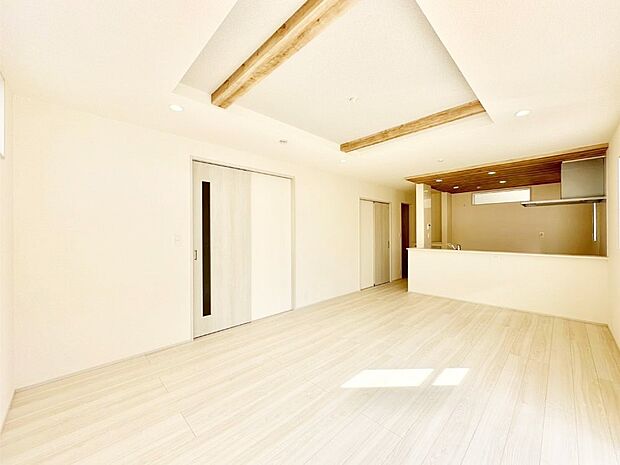 ご家族の賑やかな話し声で包まれる明るいリビング