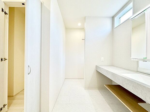 清潔感ある洗面化粧室で朝の身支度も快適