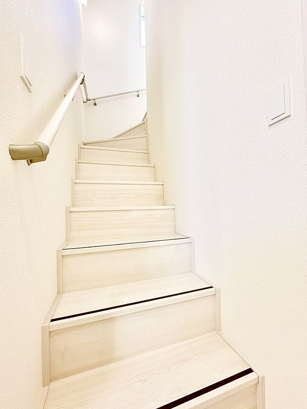 階段は手すり付きなので小さなお子さまやご高齢の方も安心です