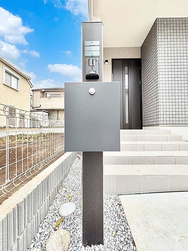 表札・インターホン・ポストをひとつに集約。エントランスになじむシンプルデザイン。