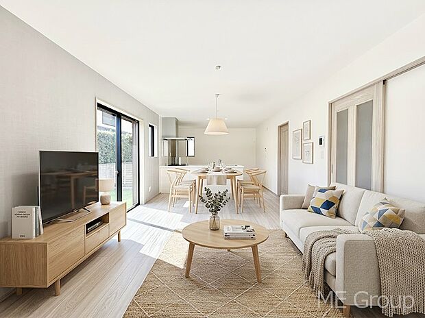 ご家族の賑やかな話し声で包まれる明るいリビング ※家具はCGです